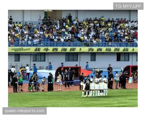 北京国安球迷绿茵帮热情助威，球队状态回暖持续发力